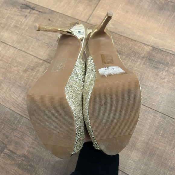 LE CHATEAU GOLD HEELS - Picture 5 of 5